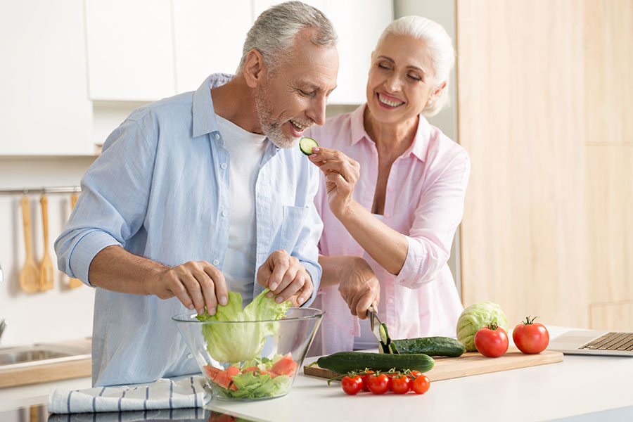 Elderly-couple-eating-salad